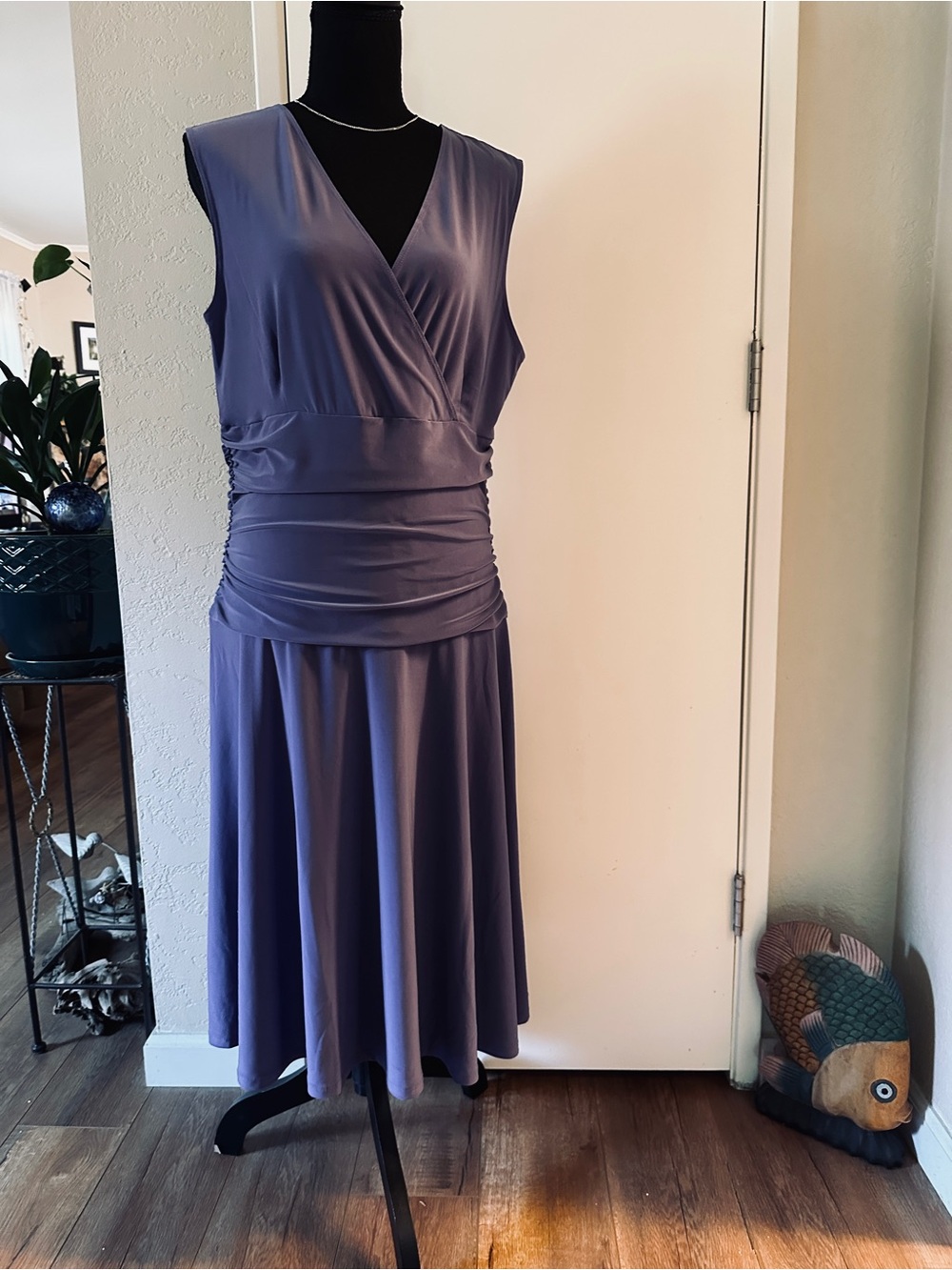 Sleeveless V-Neck Midi Dress Dusty Lavender stretch rouched midline curves sz 14